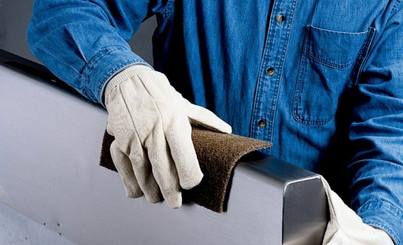 Xử lý bề mặt kim loại theo cách thủ công tiết kiệm chi phí