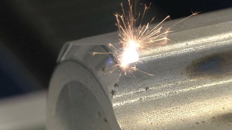 Xử lý bề mặt kim loại bằng công nghệ laser hiệu quả, an toàn